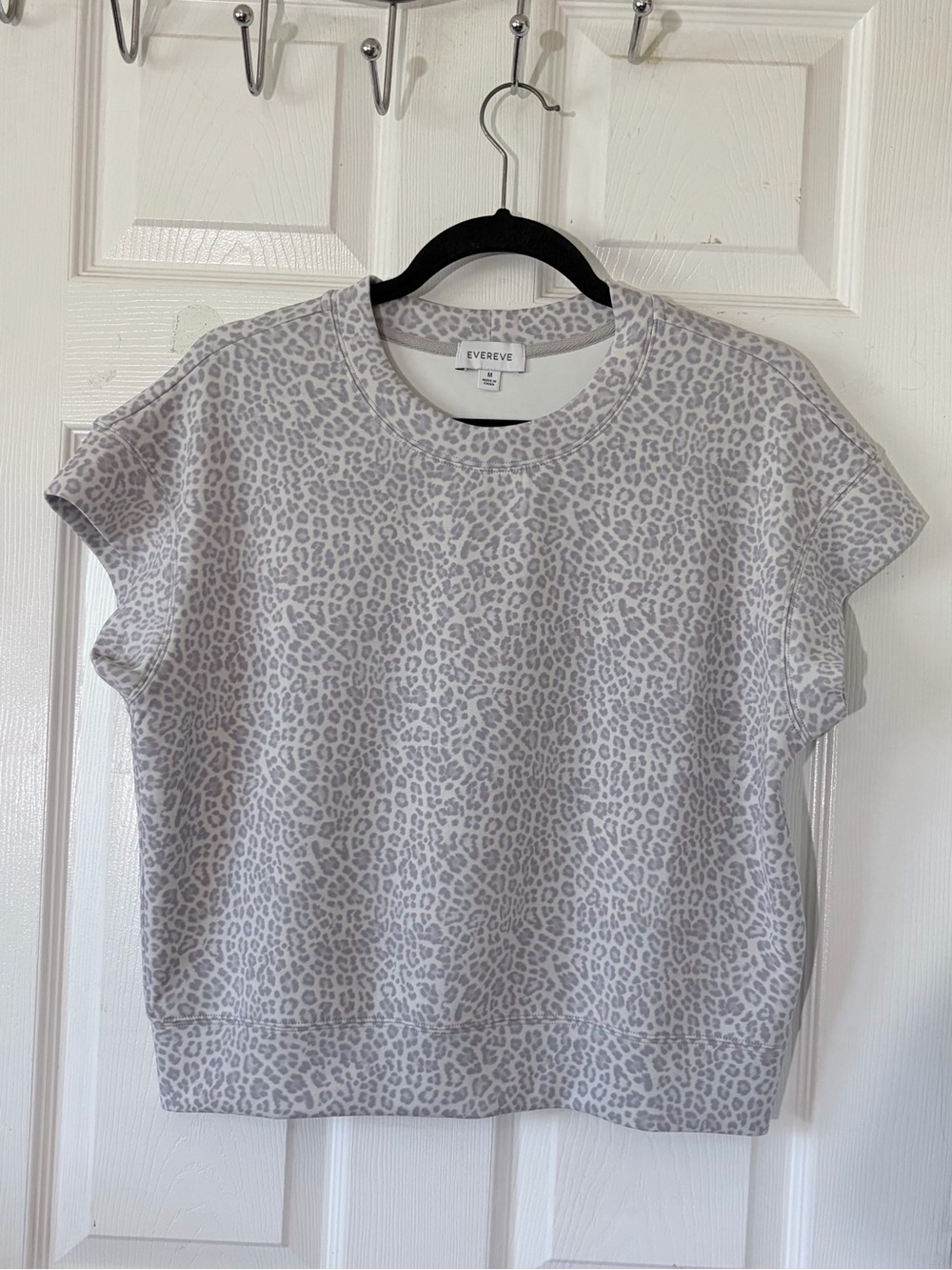 Evereve Women’s Light Gray and Cream Leopard Print Short Sleeve Sweatshirt Sz M